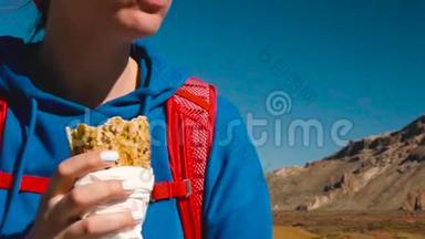 徒步旅行的女人在Tenerife徒步旅行后吃三明治。 加那利群岛特内里费的高加索女游客